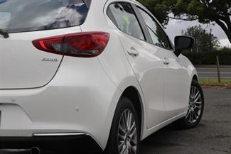 2021 Mazda Mazda2 - Thumbnail